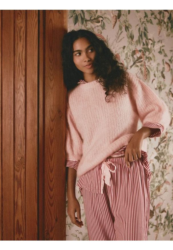 Reserved - Sweter z wełną - pastelowy róż. Kolor: różowy. Materiał: wełna