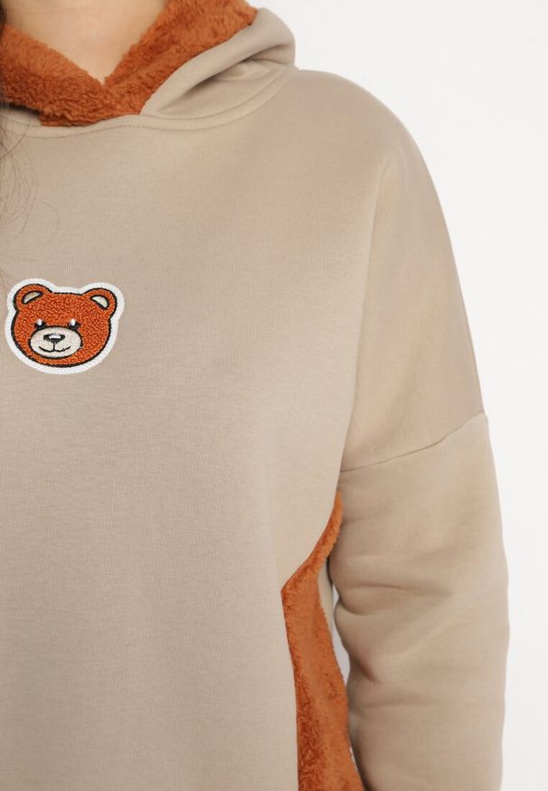 Born2be - Beżowa Bawełniana Bluza z Kapturem z Polarem i Naszywką Misia Hestada. Okazja: na co dzień. Typ kołnierza: kaptur. Kolor: beżowy. Materiał: polar, bawełna. Wzór: aplikacja. Styl: klasyczny, casual