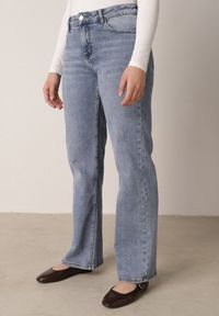 Born2be - Niebieskie Szerokie Jeansy z Regularnym Stanem z Bawełną i Domieszką Wiskozy Lairoe. Okazja: na co dzień, do pracy, na spotkanie biznesowe. Kolor: niebieski. Wzór: koronka. Styl: biznesowy, klasyczny, casual, elegancki #3