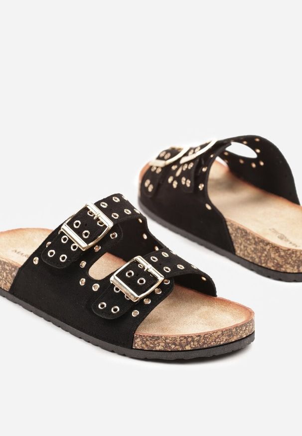 Born2be - Czarne Klapki na Grubej Korkowej Podeszwie z Nitami Nilothiela. Okazja: na co dzień, na spacer. Kolor: czarny. Wzór: aplikacja, paski. Sezon: wiosna, lato. Styl: casual