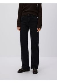 Reserved - Jeansy straight - czarny. Kolor: czarny