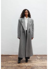 Marsala - Wełniany trencz w kolorze DARK GREY - TESORO. Materiał: wełna. Długość: długie. Wzór: gładki. Styl: elegancki, klasyczny #1