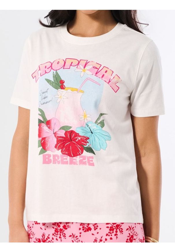 Sinsay - Bawełniana koszulka z nadrukiem wakacyjnym - kremowy. Kolor: kremowy. Materiał: bawełna. Wzór: nadruk. Styl: wakacyjny