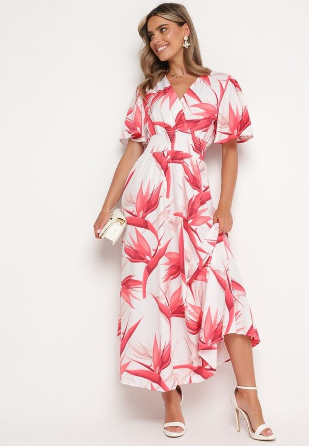 Born2be - Różowo-Biała Sukienka z Kopertowym Dekoltem i Gumką w Pasie Wiązana na Plecach Iberi. Okazja: na randkę, na co dzień. Typ kołnierza: dekolt w serek. Kolor: różowy. Długość rękawa: krótki rękaw. Typ sukienki: kopertowe. Styl: casual