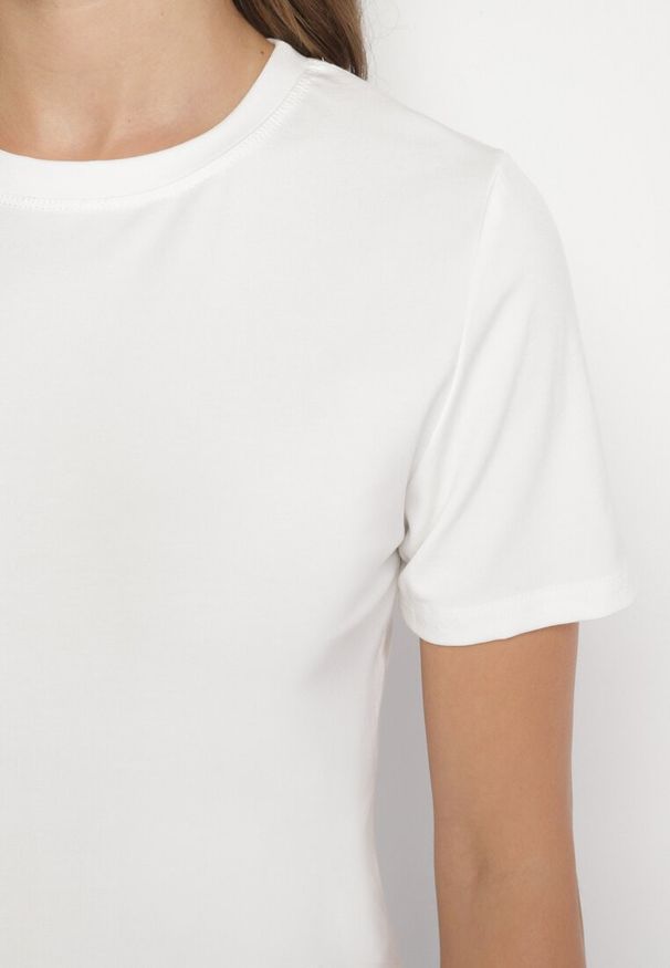Born2be - Biały Wiskozowy T-shirt w Klasycznym Stylu Arivoria. Okazja: na co dzień. Kolor: biały. Materiał: wiskoza. Wzór: aplikacja, bez wzorów. Styl: klasyczny