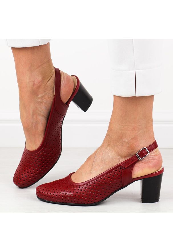 Czerwone skórzane ażurowe Polskie czółenka damskie bez pięty Gregors 641. Okazja: na co dzień. Nosek buta: okrągły. Zapięcie: pasek. Kolor: czerwony. Wzór: ażurowy. Materiał: skóra. Sezon: wiosna, lato. Obcas: na obcasie. Styl: elegancki, klasyczny, casual, wizytowy. Wysokość obcasa: średni
