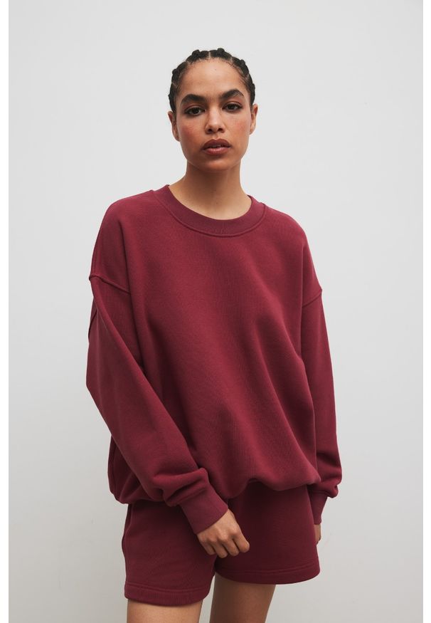Marsala - Bluza typu oversize w kolorze BURGUNDY- KOS-UNI. Materiał: dresówka, bawełna, dzianina, jeans. Wzór: gładki. Styl: klasyczny