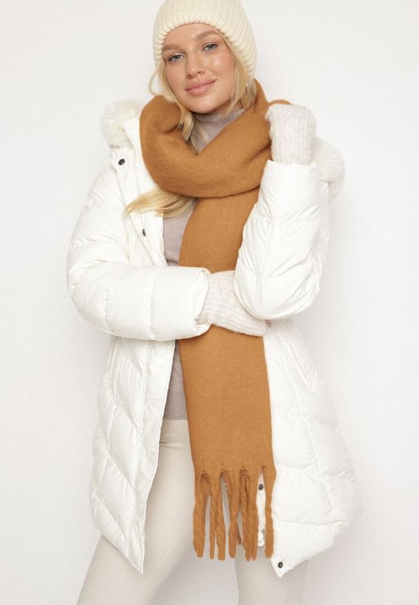 Born2be - Jasnobrązowy Szalik z Ozdobnymi Frędzlami Esariana. Okazja: na co dzień. Kolor: brązowy. Wzór: aplikacja. Styl: klasyczny, casual