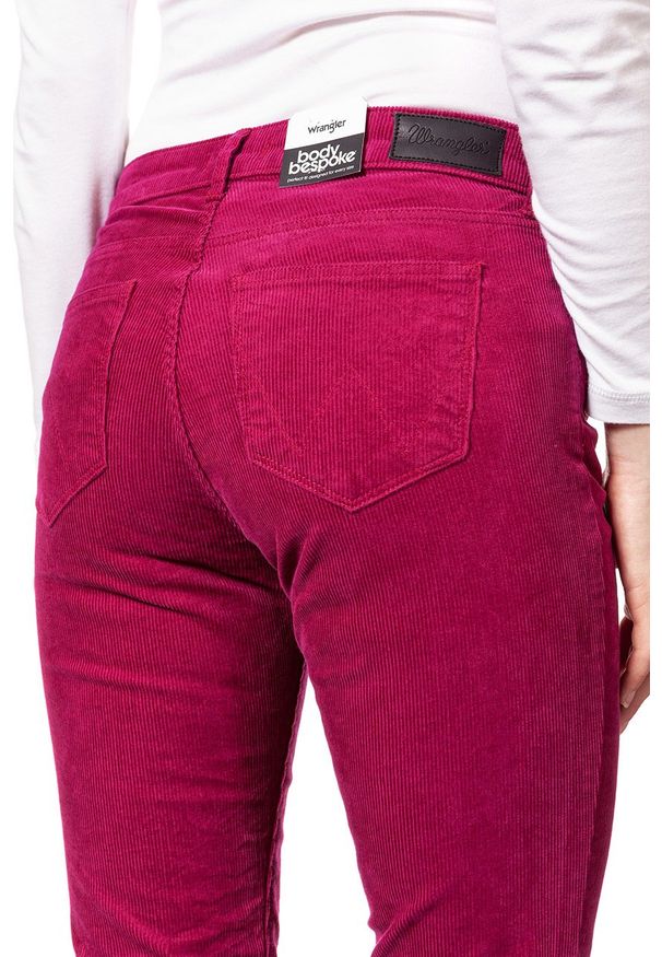 Wrangler - DAMSKIE SPODNIE SZTRUKSOWE WRANGLER SLIM CHERRY W28LEK18V 112128384. Materiał: sztruks. Wzór: aplikacja