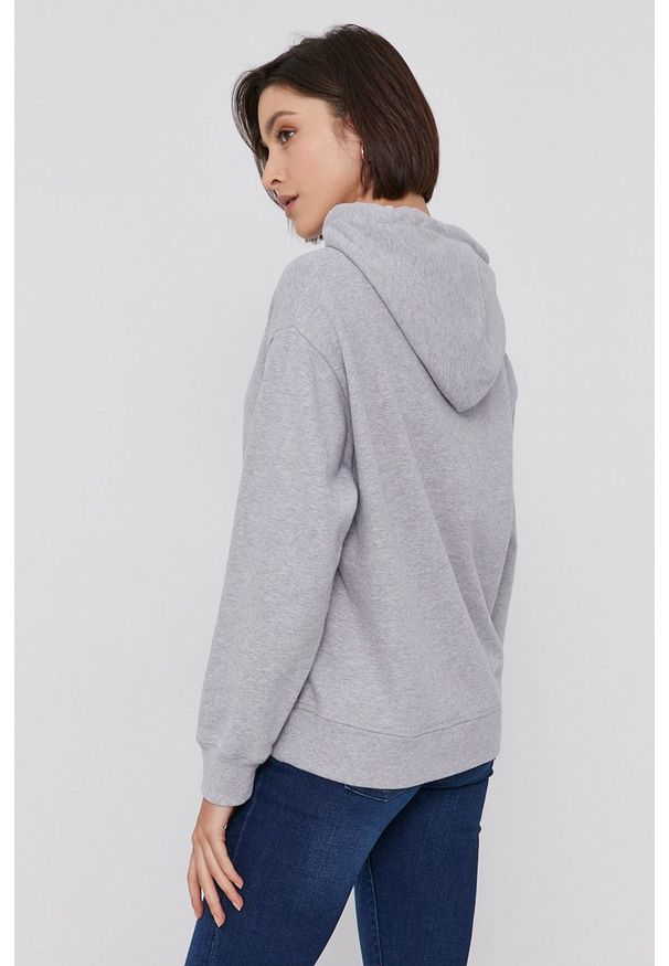 Levi's® - Levi's Bluza bawełniana damska kolor szary z kapturem z nadrukiem. Okazja: na spotkanie biznesowe, na co dzień. Typ kołnierza: kaptur. Kolor: szary. Materiał: bawełna. Długość rękawa: długi rękaw. Długość: długie. Wzór: nadruk. Styl: casual, biznesowy