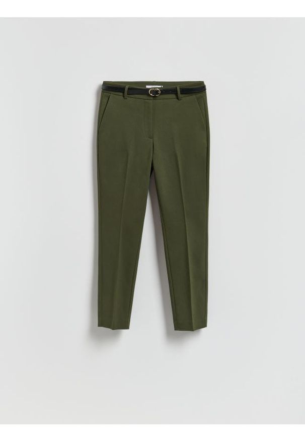 Reserved - Spodnie cygaretki z paskiem - ciemnozielony. Kolor: zielony. Materiał: bawełna, tkanina