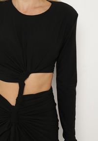 Born2be - Czarna Sukienka Koktajlowa Ozdobiona Wycięciem Marszczeniem w Talii i Rozcięciem na Nogę Ilizia. Okazja: na imprezę. Kolor: czarny. Wzór: aplikacja. Typ sukienki: proste. Styl: wizytowy #5