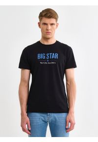 Big-Star - Koszulka męska o klasycznym kroju czarna Bruno 906. Kolor: czarny. Materiał: bawełna. Długość rękawa: krótki rękaw. Długość: krótkie. Wzór: aplikacja, napisy, nadruk. Styl: klasyczny