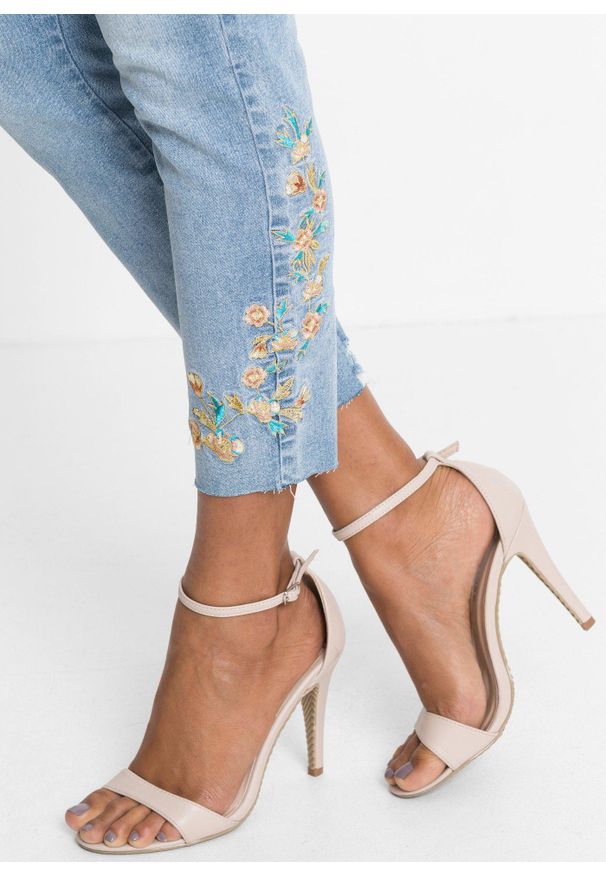bonprix - Jeansy skinny, średni stan, cropped. Kolor: niebieski. Wzór: kwiaty, haft