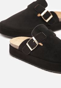 Born2be - Czarne Klapki na Grubej Podeszwie w Stylu Chodaków z Klamrą Lilarose. Okazja: na co dzień. Kolor: czarny. Styl: casual