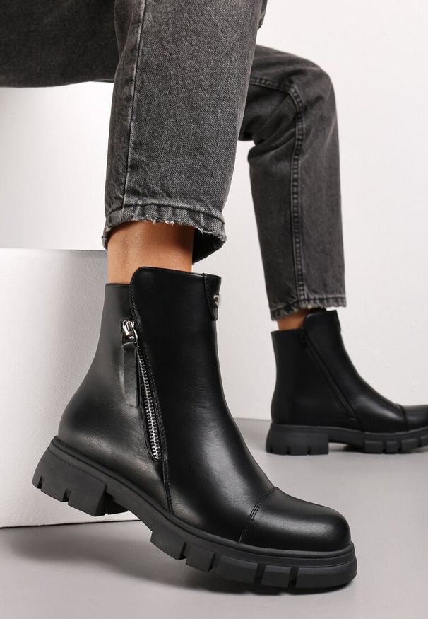 Born2be - Czarne Botki Workery z Asymetrycznym Suwakiem Ġilju. Okazja: na co dzień. Kolor: czarny. Materiał: materiał. Styl: casual, elegancki
