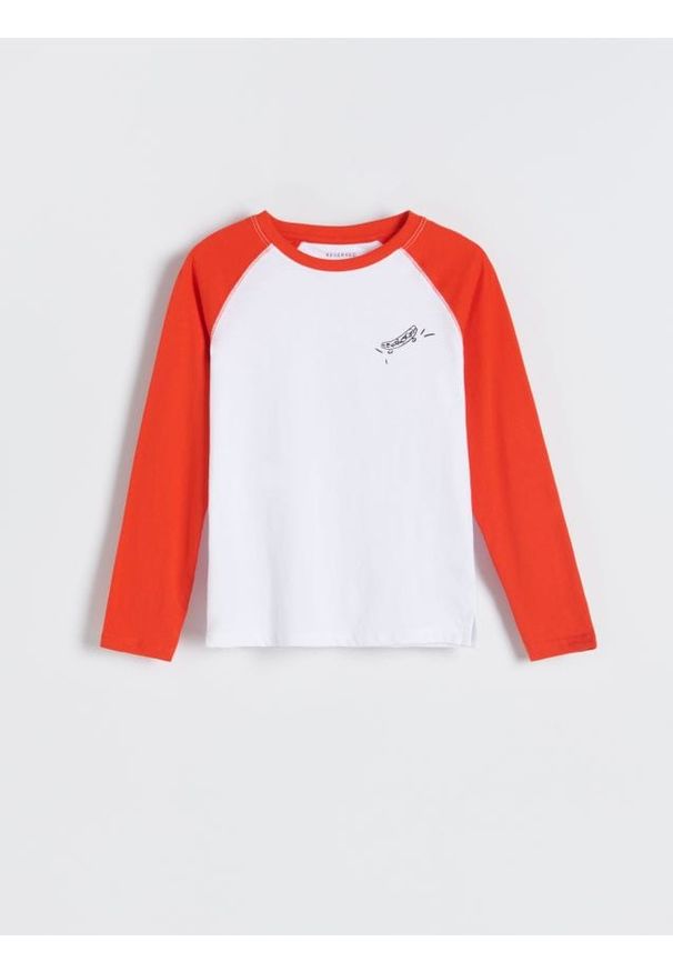 Reserved - Longsleeve z nadrukiem - biały. Kolor: biały. Materiał: dzianina, bawełna. Długość rękawa: długi rękaw. Wzór: nadruk