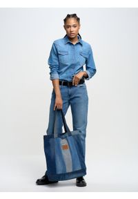 Big-Star - Koszula damska jeansowa Norra 239. Typ kołnierza: kołnierzyk klasyczny. Kolor: niebieski. Materiał: jeans. Styl: klasyczny, elegancki