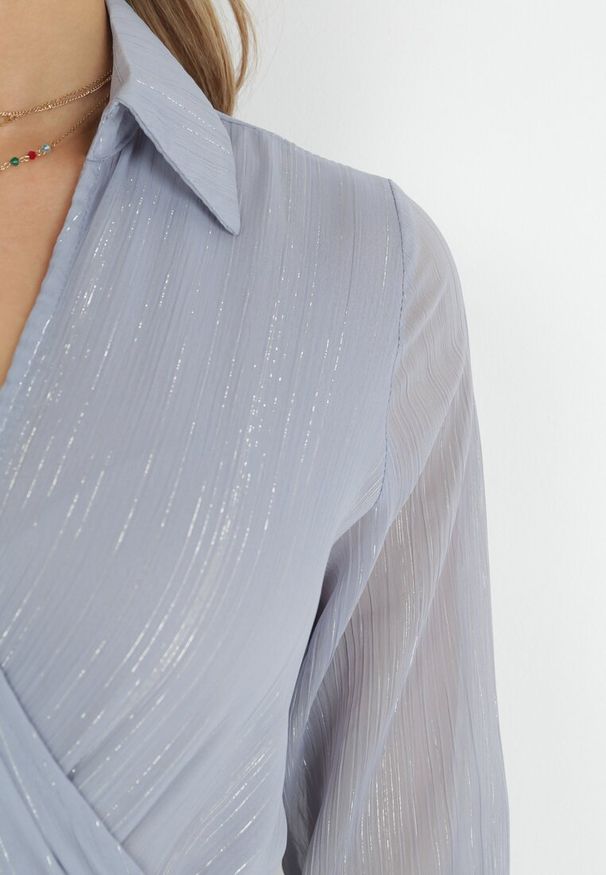 Born2be - Jasnoniebieska Sukienka z Kopertowym Dekoltem i Plecionym Paskiem Dirmi. Kolor: niebieski. Materiał: materiał. Typ sukienki: kopertowe