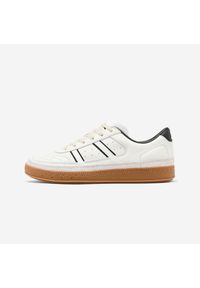 Decathlon - Sneakersy męskie Player 80. Okazja: na co dzień. Kolor: biały, wielokolorowy, beżowy. Materiał: guma, skóra. Szerokość cholewki: normalna. Sport: turystyka piesza, tenis