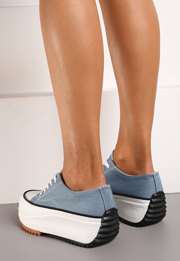 Born2be - Niebieskie Niskie Klasyczne Trampki na Grubszej Podeszwie Nestara. Okazja: na spotkanie biznesowe. Kolor: niebieski. Materiał: jeans. Obcas: na płaskiej podeszwie. Styl: klasyczny