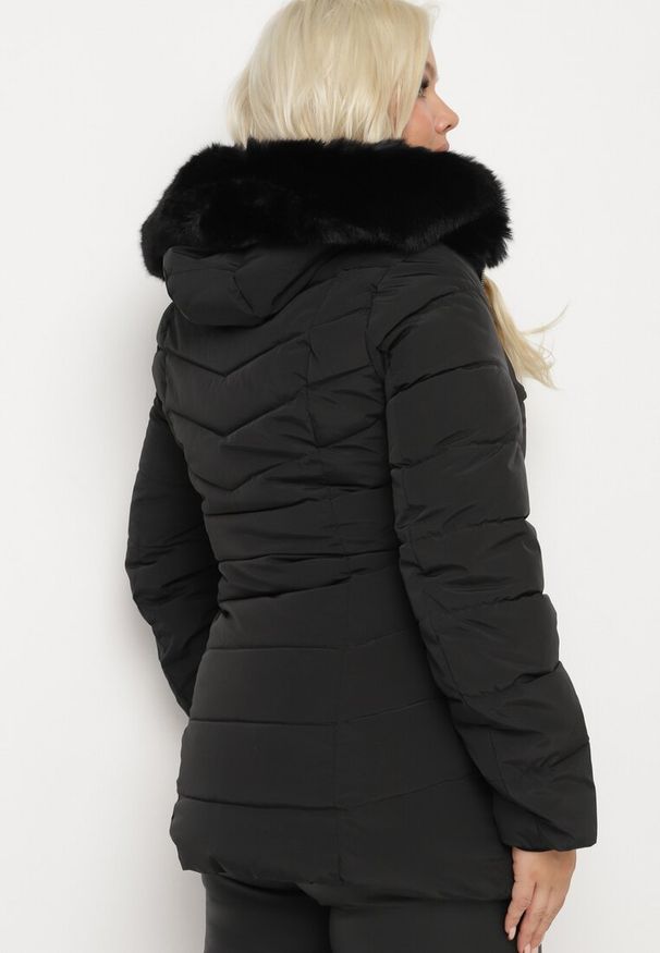 Born2be - Czarna Kurtka z Dwustronnym Suwakiem Odpinanym Kapturem i Futerkiem Itteira. Okazja: na co dzień. Kolor: czarny. Materiał: futro. Długość rękawa: długi rękaw. Długość: długie. Styl: casual, klasyczny