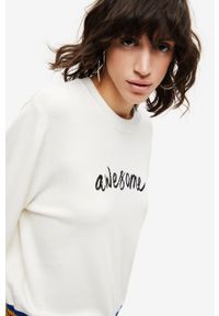 Desigual sweter damski kolor biały lekki. Okazja: na co dzień. Kolor: biały. Materiał: bawełna. Wzór: aplikacja. Styl: casual #5