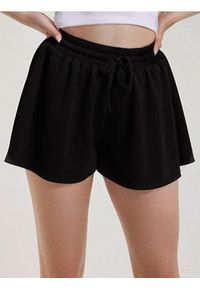 Sinsay - Szorty dresowe z luźnymi nogawkami soft touch - czarny. Kolor: czarny. Materiał: dresówka