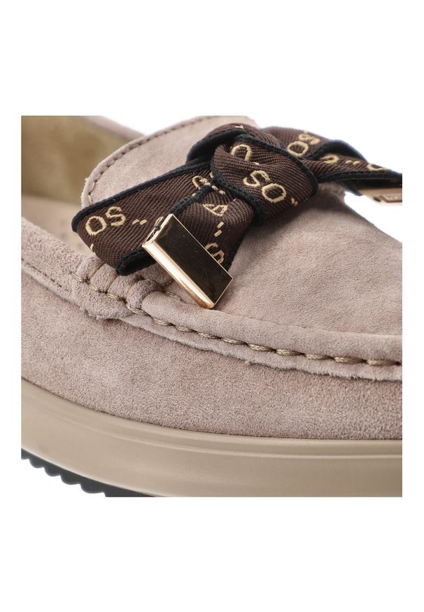 Mokasyny damskie Filippo, cholewka skóra naturalna zamszowa fason wsuwany ozdobna klamra na przodzie miękka linia noska stabilna podeszwa delikatnie. Okazja: na spacer, na co dzień. Zapięcie: klamry. Kolor: beżowy. Materiał: zamsz, skóra. Szerokość cholewki: normalna. Wzór: aplikacja. Sezon: wiosna, jesień. Styl: casual, elegancki, klasyczny