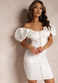 Renee - Biała Dopasowana Sukienka Satynowa z Bufiastym Rękawem Clarimond. Kolor: biały. Materiał: satyna #1