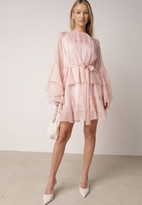 Born2be - Różowa Sukienka z Eterycznymi Falbanami i Wiązanym Paskiem Rivaniah. Okazja: na ślub cywilny, na wesele. Kolor: różowy. Styl: elegancki #8