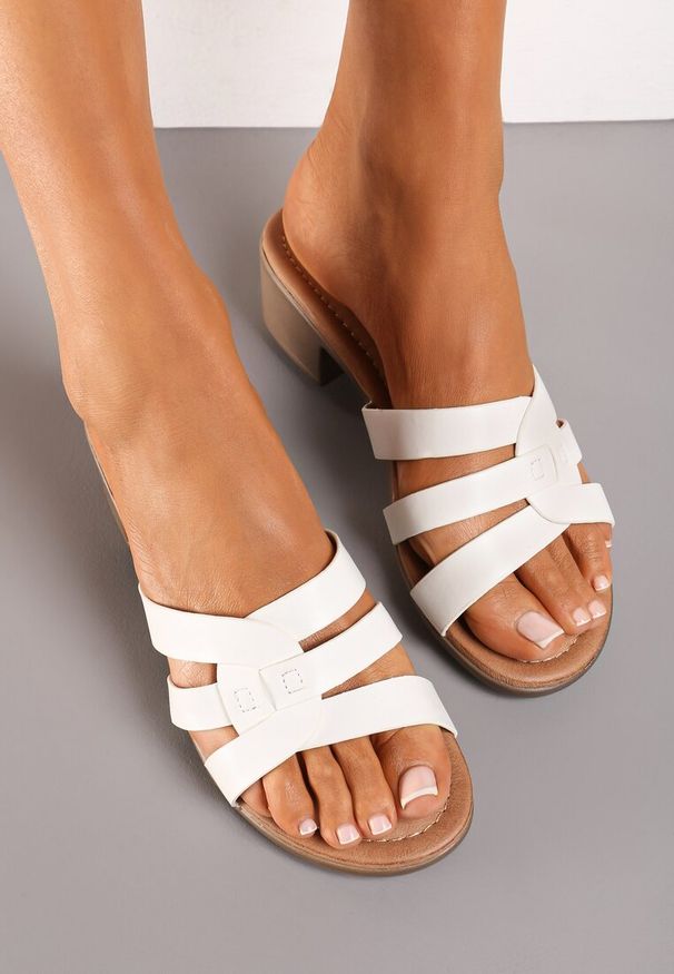 Renee - Białe Klapki na Niewysokim Słupku z Ozdobnymi Paskami Acisarda. Okazja: na co dzień. Nosek buta: otwarty. Kolor: biały. Wzór: aplikacja. Sezon: lato. Obcas: na słupku. Styl: casual. Wysokość obcasa: średni