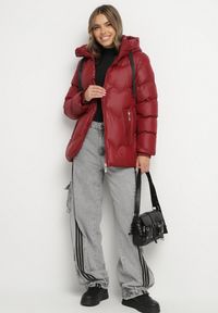 Born2be - Bordowa Pikowana Kurtka z Kapturem Ozdobiona Sznurkami Olittia. Okazja: na co dzień. Typ kołnierza: kaptur. Kolor: czerwony. Materiał: jeans. Wzór: aplikacja. Styl: casual #7