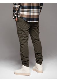 Ombre Clothing - Męskie spodnie joggery z kieszeniami cargo i printem – ciemnooliwkowe V5. Okazja: na co dzień. Kolor: oliwkowy. Materiał: guma, tkanina, poliester, materiał, bawełna, elastan. Wzór: nadruk. Styl: casual #8