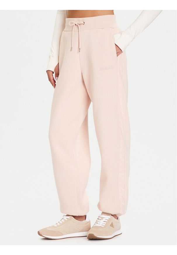 Guess Spodnie dresowe V5BB10 KB681 Różowy Regular Fit. Kolor: różowy. Materiał: syntetyk