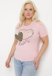 Born2be - Różowy Bawełniany T-shirt Koszulka z Krótkim Rękawem Zdobiona Nadrukiem i Cyrkoniami Corila. Okazja: na spacer, na co dzień. Kolekcja: plus size. Kolor: różowy. Materiał: bawełna. Długość rękawa: krótki rękaw. Długość: krótkie. Wzór: nadruk, aplikacja. Styl: casual, klasyczny, glamour