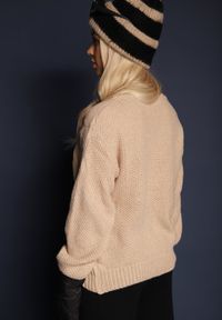 Renee - Ciemnobeżowy Sweter z Bawełną Ozdobiony Tłoczeniem Savariella. Okazja: na co dzień. Kolor: beżowy. Materiał: bawełna. Wzór: aplikacja. Styl: klasyczny, casual, elegancki