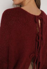 Born2be - Bordowy Kardigan Oversize z Wełną Zdobiony Kokardkami Eleathalie. Okazja: na co dzień. Typ kołnierza: kokarda. Kolor: czerwony. Materiał: wełna. Wzór: aplikacja. Styl: casual, elegancki #3