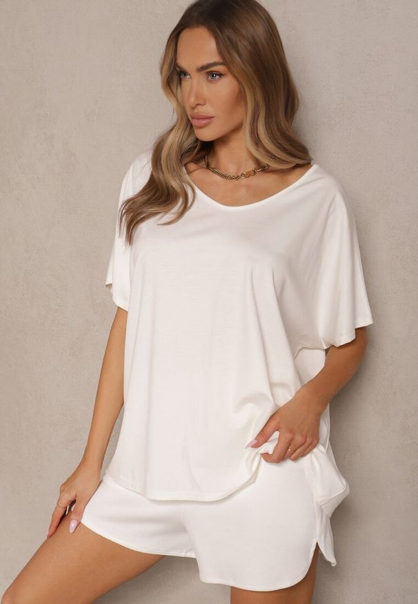 Renee - Biały T-shirt z Wiskozą w Stylu Nietoperza Liofala. Okazja: na co dzień. Kolor: biały. Materiał: wiskoza. Styl: elegancki, casual