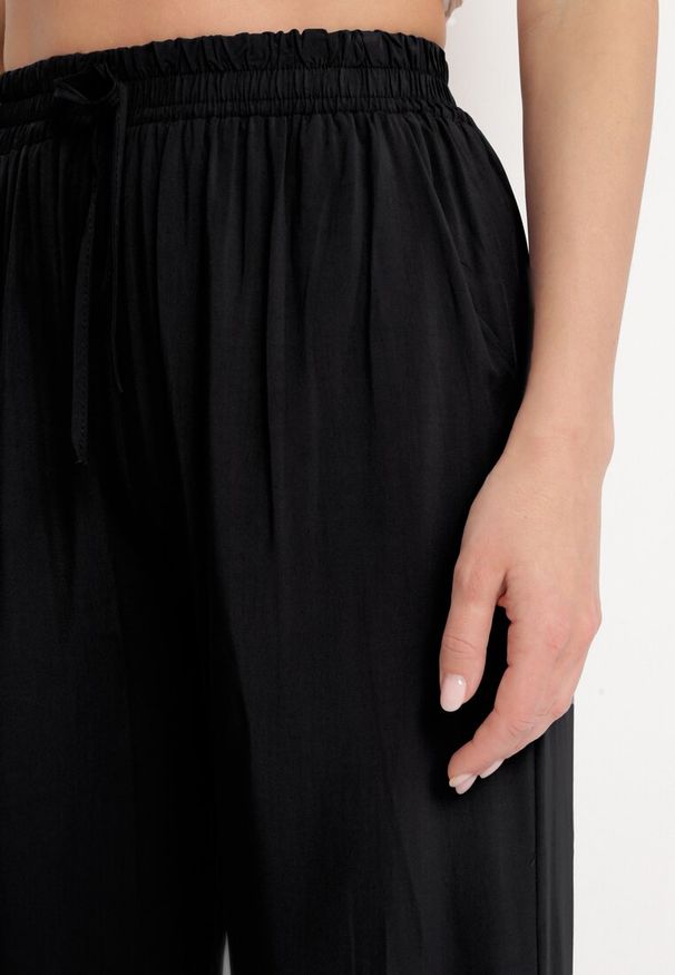 Born2be - Czarne Bawełniane Spodnie z Szerokimi Nogawkami Palazzo z Gumką w Pasie Nesira. Okazja: na co dzień. Kolor: czarny. Materiał: bawełna. Styl: elegancki, casual