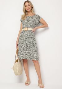 Born2be - Zielona Sukienka z Gumką w Talii w Drobne Kwiatki Tosivia. Okazja: na co dzień. Kolor: zielony. Wzór: kwiaty. Sezon: lato, wiosna. Styl: elegancki, casual #3