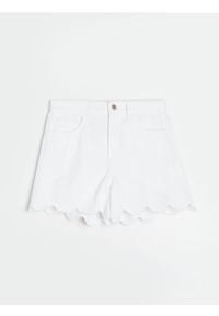 Sinsay - Szorty jeansowe z haftowanymi detalami na nogawce - biały. Kolor: biały. Materiał: jeans. Wzór: haft #1