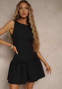Renee - Czarna Sukienka Vices Drop Waist Bez Rękawów z Kokardkami i Falbanką Follena. Okazja: na co dzień. Typ kołnierza: kokarda. Kolor: czarny. Długość rękawa: bez rękawów. Wzór: aplikacja. Styl: klasyczny, casual