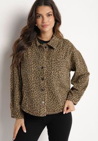 Born2be - Brązowa Kurtka Jeansowa w Drobne Cętki o Koszulowym Kroju Cesisia. Okazja: na co dzień, do pracy. Kolor: brązowy. Materiał: jeans. Długość rękawa: długi rękaw. Długość: długie. Styl: casual, elegancki, klasyczny #1