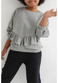 Marsala - MINI bluza oversize z falbanką na dole w kolorze MEDIUM GREY MELANGE - ANGEL-92-98 (2-3). Kolor: szary. Materiał: guma, dzianina, poliester, materiał, bawełna. Długość rękawa: długi rękaw. Długość: długie. Wzór: gładki, melanż, haft