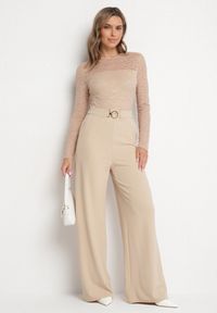 Born2be - Jasnobeżowy Koronkowy Kombinezon z Wiskozą z Szerokimi Nogawkami Ninarena. Okazja: na co dzień. Kolor: beżowy. Materiał: wiskoza, koronka. Długość rękawa: długi rękaw. Długość: długie. Styl: casual, elegancki #1