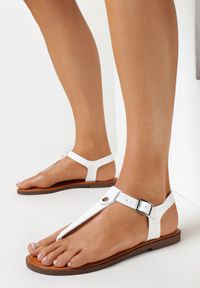 Born2be - Białe Płaskie Sandały w Stylu Japonek ze Sprzączką Sata. Zapięcie: sprzączka. Kolor: biały