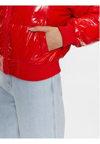 Tommy Jeans Kurtka puchowa DW0DW16098 Czerwony Relaxed Fit. Kolor: czerwony. Materiał: syntetyk