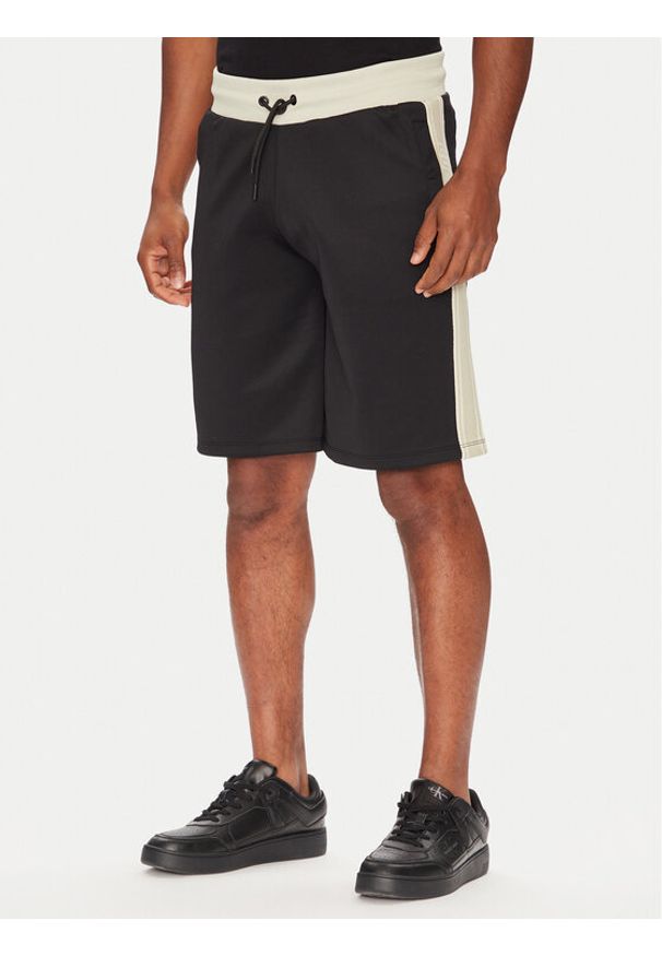 Guess Szorty sportowe Z5YD01 KCRU2 Czarny Regular Fit. Kolor: czarny. Materiał: syntetyk. Styl: sportowy