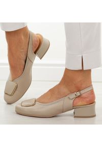 Beżowe skórzane Polskie czółenka damskie Góral 2102. Nosek buta: okrągły. Zapięcie: pasek. Kolor: beżowy. Szerokość cholewki: normalna. Wzór: aplikacja. Materiał: skóra. Sezon: wiosna, lato. Obcas: na obcasie. Styl: elegancki, klasyczny. Wysokość obcasa: średni #1